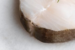 Envuelve el pescado en papel aluminio antes de cocinarlo en una olla de cocción lenta.