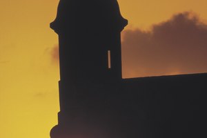 El pasado colonial de Puerto Rico lo hace excelente para hacer turismo por lugares de interés histórico.
