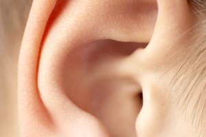 La secreción con sangre puede ser un síntoma de un problema subyacente en el oído.