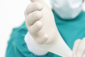 La exposición frecuente a los guantes de látex puede aumentar el riesgo de tener alergia.