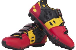 Las zapatillas de ciclismo son más rígidas y cuentan con salidas de aire.
