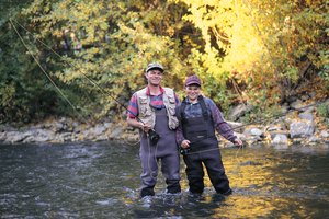 Continuar con una tradición muy apreciada, como un viaje de camping o un viaje de pesca, es una manera positiva de honrar la memoria de uno de los padres.