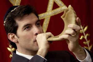 Una explosión del shofar denota el cierre de Yom Kippur.