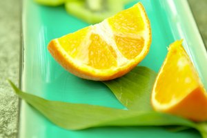 Muchas frutas, tales como las naranjas y el kiwi, tienen un contenido elevado de vitamina C.