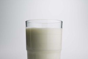 La leche de arroz contiene menos potasio que la leche normal de vaca.