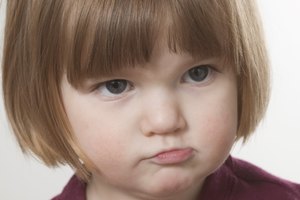 Un niño puede responder de manera agresiva si se siente enojado.
