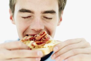 Muchos adolescentes luchan con comer en exceso.