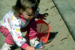 Crea un cajón sensorial de interiores para proporcionarle beneficios de tacto similares a un arenero al aire libre.