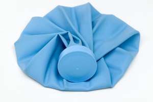 Coloca una bolsa de hielo en la mejilla si tienes una gran hinchazón.