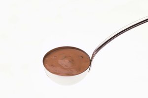 Ten cuidado con los aderezos para ensaladas que pueden cargar grasa y calorías.