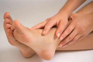 Mantén los pies suaves y lisos con una pedicura casera.