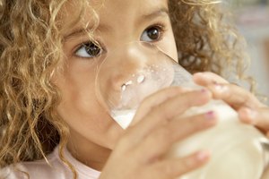 La mayoría de los niñitos está lista para la leche de 2% alrededor de los dos años.