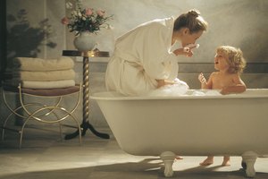 Un baño caliente no solo ayuda a despejar la congestión, sino que puede ayudar a un niño a relajarse antes de acostarse.