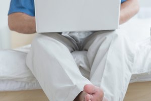 Un hombre y una computadora.