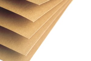 Un pedazo de cartulina gruesa te ayudará a mantener tu papel en posición vertical.