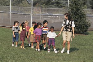 Como acompañante en el viaje de campo de tu hijo, lo más probable es que tenga que hacer mucho más que sostener a tu pequeño de la mano.
