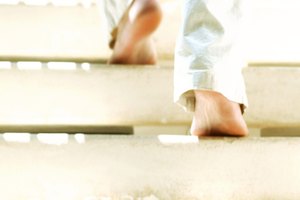 Subir escaleras quemará calorías y tonificará tus piernas.