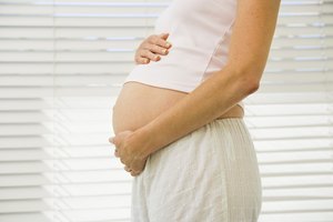 Puedes notar que tu vientre se ve un poco más pesado y bajo de lo habitual.