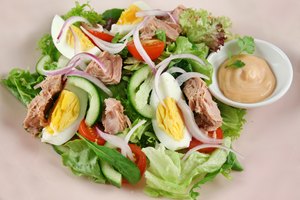 Una deliciosa ensalada de atún y huevo.