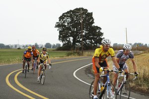 Aumenta tu resistencia muscular y le seguirás el paso a los ciclistas más rápidos.