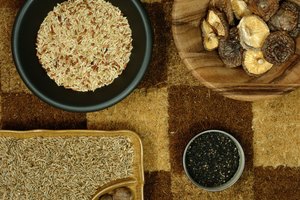 El arroz integral cocido empareja bien con las verduras salteadas.