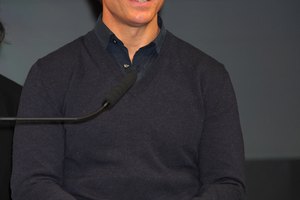 Tom Cruise lleva un jersey azul marino en la conferencia de prensa