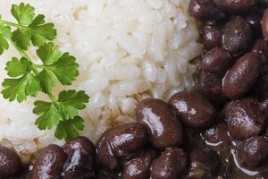 Arroz blanco y frijoles negros.