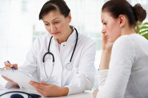 Realiza un examen físico para encontrar signos de alcoholismo.