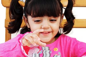 Aprender a clasificar y ordenar objetos ayudará a tu hijo a aprender habilidades de organización.