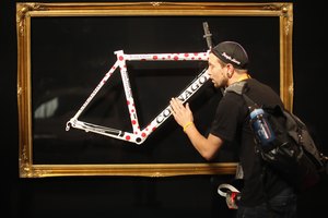 Los artesanos profesionales pueden crear un marco de bicicleta de fibra de carbono digno de un museo de arte.