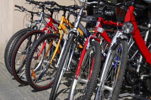 Fila de nuevas bicicletas de montaña.