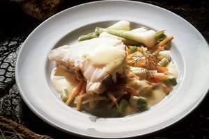 Bacalao con verduras para una comida nutritiva.