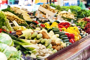 Frutas y verduras en venta en un mercado.