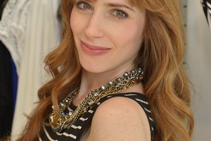 Las suaves ondas de Jaime Ray Newman la hacen ver accesible.