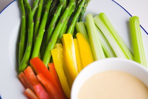 Un bol de frutas frescas o un plato de zanahorias calmará el hambre.