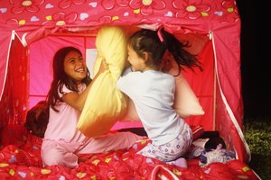 Hacer un campamento en el patio trasero puede ser divertido para familias o grupos grandes.