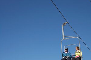 Saltar de la telesilla es mucho más fácil una vez que hayas practicado cómo deslizarte.