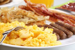 Las proteínas en forma de huevos, carnes, lácteos y otros productos para el desayuno son herramientas útiles para mantener un programa de descenso de peso sustentable.