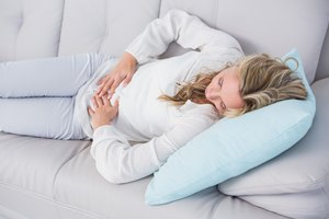 El síndrome del intestino irritable causa calambres, diarrea o estreñimiento.
