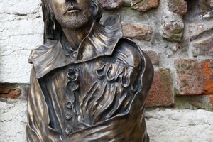 csakisti/iStock/Getty Images Bust
