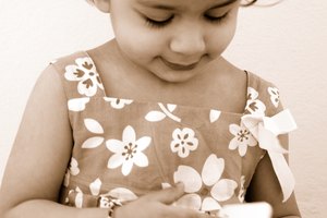 Un libro sobre las personas y las actividades familiares es atractivo para los niños.