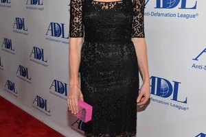 El vestido de encaje de Sarah Chalke representa el romance de una manera elegante y sofisticada.