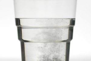 El bicarbonato de sodio es un tipo de sal que neutraliza y destruye proteínas.