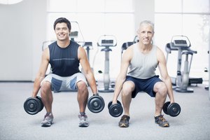 Desarrolla muslos más delgados haciendo sentadillas (squats).