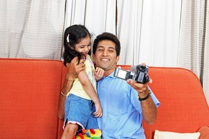 Cómo recargar la batería de una Sony Handycam DCR-SR47.