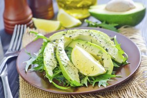 Ensalada de rúcula con aguacate, limón y pimienta negra.