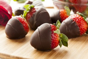 Las fresas cubiertas de chocolate son un regalo romántico