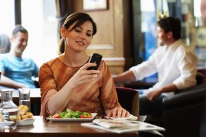 Instala el programa en el teléfono celular que deseas usar.