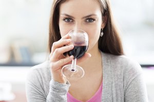 La mujer que toma medicación para la presión arterial no debe beber más de una bebida alcohólica al día.