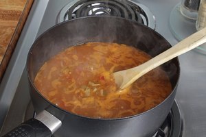Las mezclas de sal condimentada o el condimento de Cajun son más saladas que el adobo y carecen de la mayoría del comino y el chile chipotle.